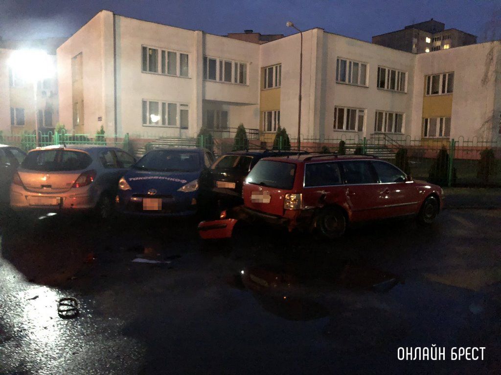 Очевидец: В Бресте водитель BMW «протаранил» несколько автомобилей