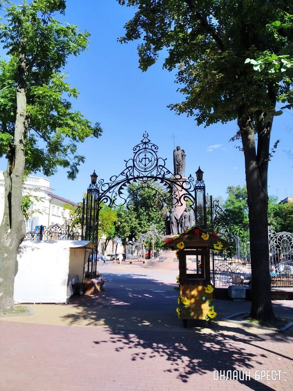 Читательница: Я пришла сфотографировать памятник, но из-за палатки не видно кованной арки