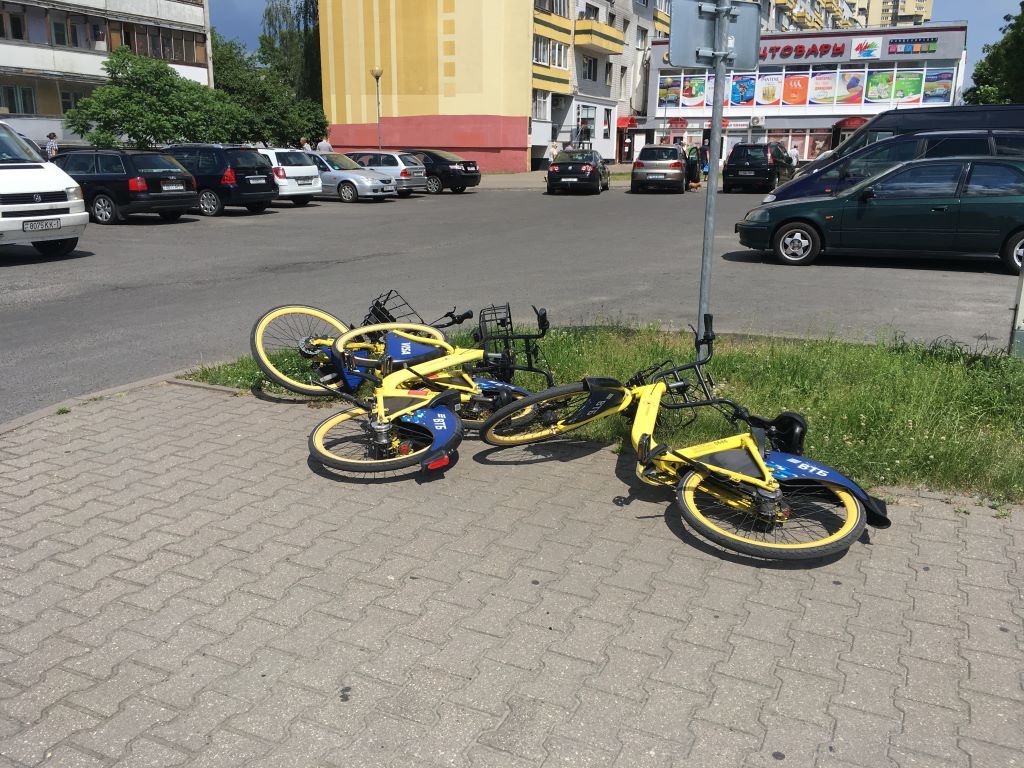 Уважаемые брестчане, кто пользуется велошерингом, почему нельзя аккуратно поставить велосипед