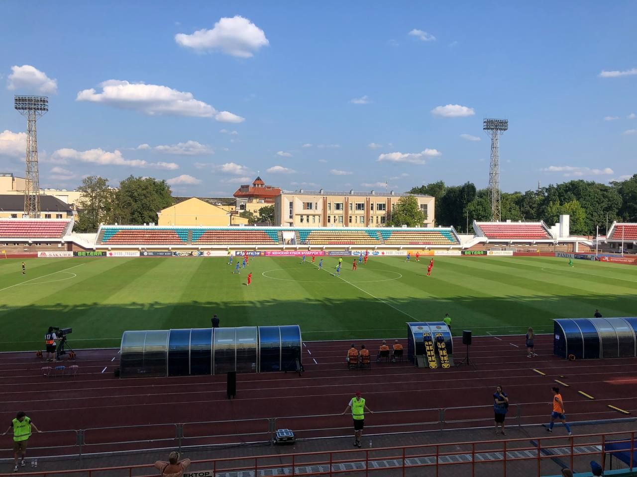 На ОСК «Брестский» стартовал финальный матч женского Кубка Беларуси между двумя столичными командами - «Динамо-БГУФК» и «Минск»