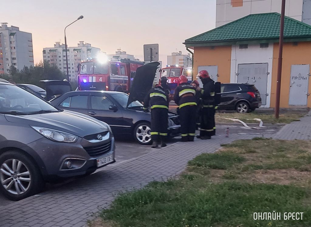 Вчера вечером в Бресте по улице Криштафовича задымился припаркованный Мерседес