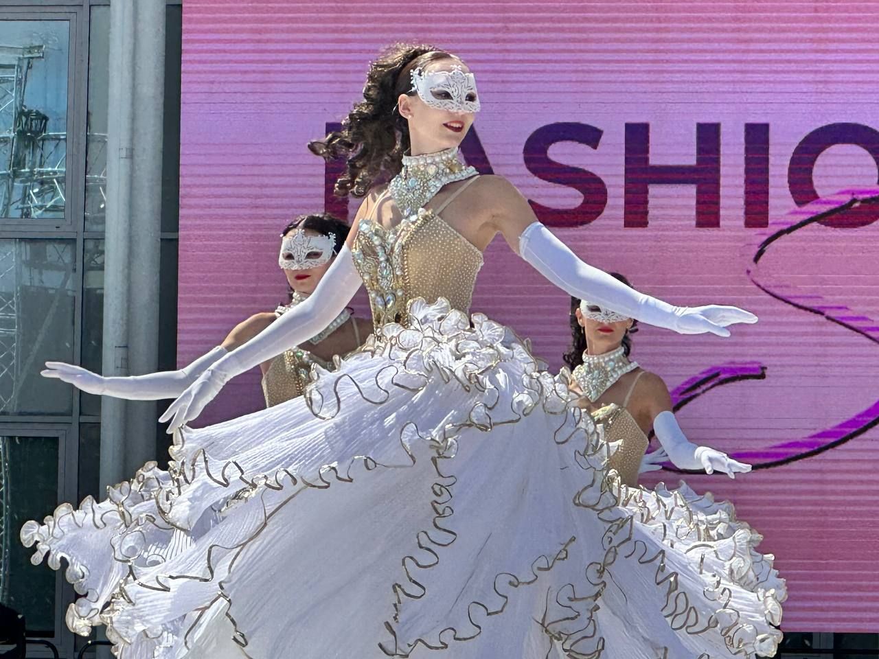 На площадке у Дворца водных видов спорта стартовал фестиваль моды и стиля «LookБуг»