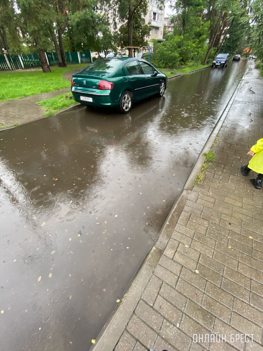 Вот такая история происходит каждый раз, когда идёт даже слабый дождь. Брест, Южный, Жукова, 12