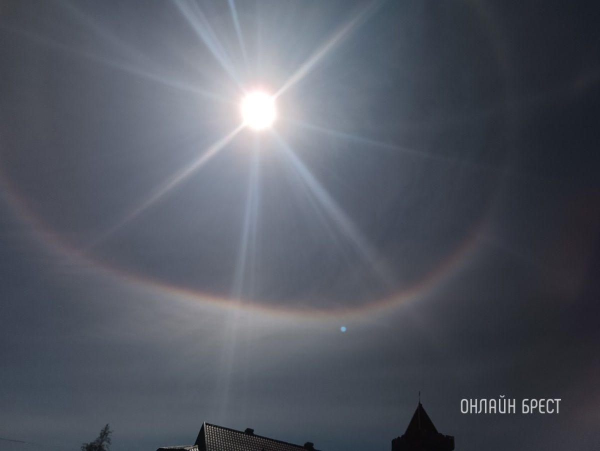 Читатель: Сегодня удалось наблюдать редкое оптическое явление. Длилось оно несколько минут. Фото сделаны в Ивацевичском районе