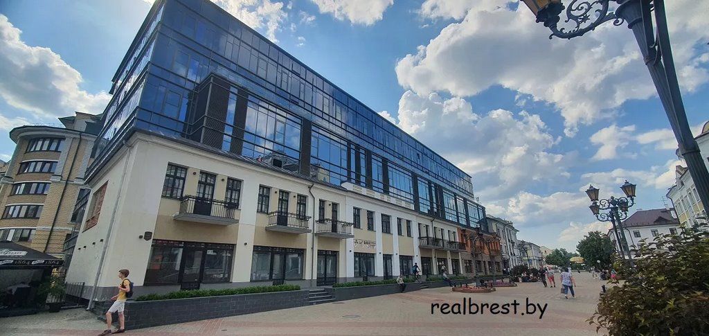 В красивом здании на Советской разбили стекло