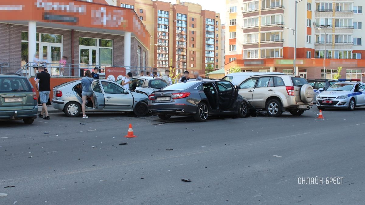 Читатель: Фото с места серьёзной аварии, которая произошла сегодня на Гоголя в Бресте