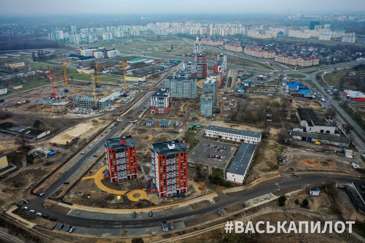 Показывает с высоты строительство большого микрорайона в южной части Бреста