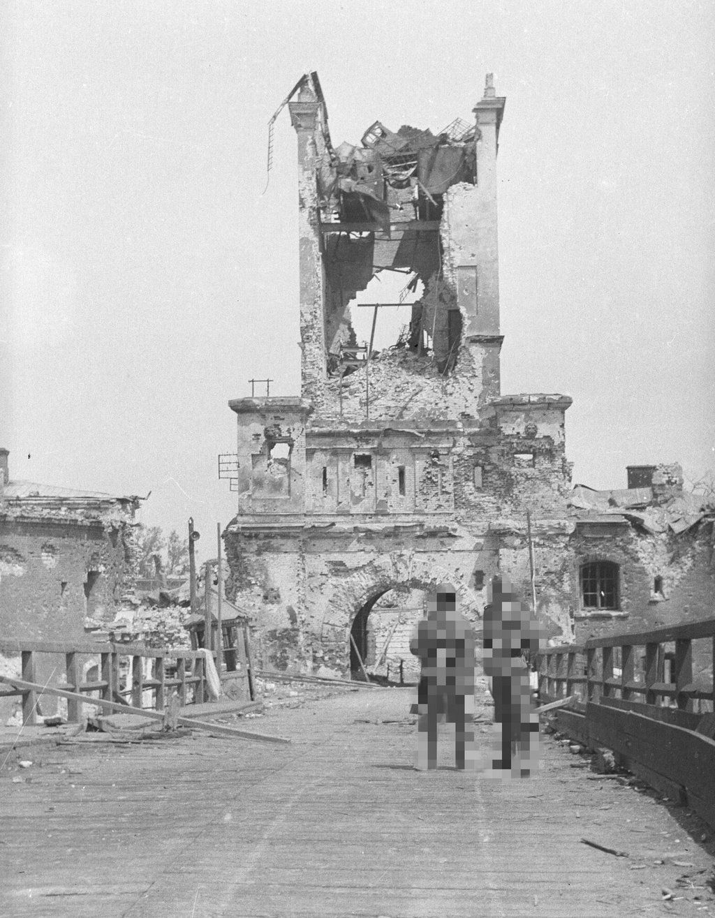 Вид на Тереспольские ворота после окончания боевых действий в крепости Брест-Литовск, июль 1941 г.