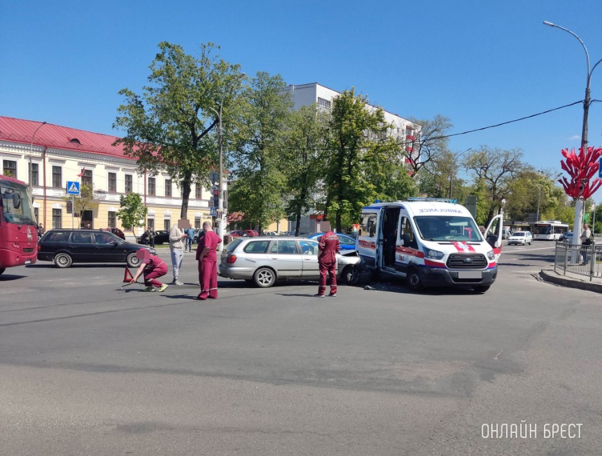 Читатель: В Бресте на Машерова «скорая» попала в ДТП