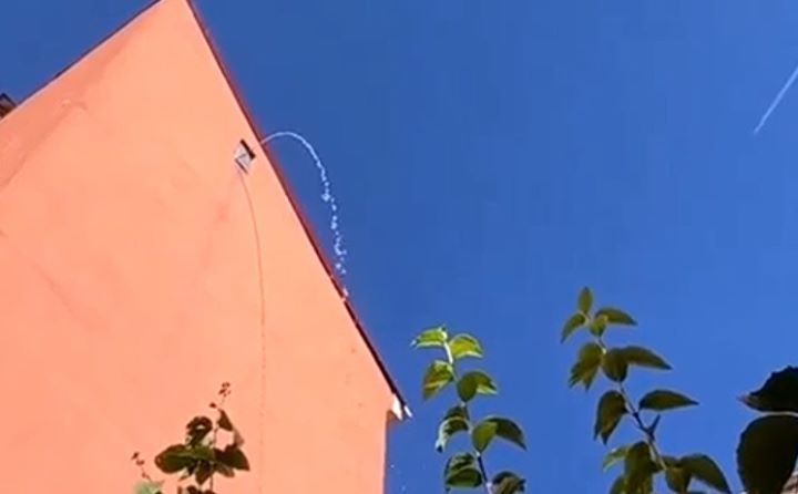 Как думаете, почему из дома идёт вода? Видео снято в Бресте