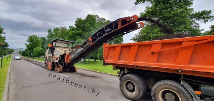 В Брестской крепости демонтируют старое дорожное покрытие