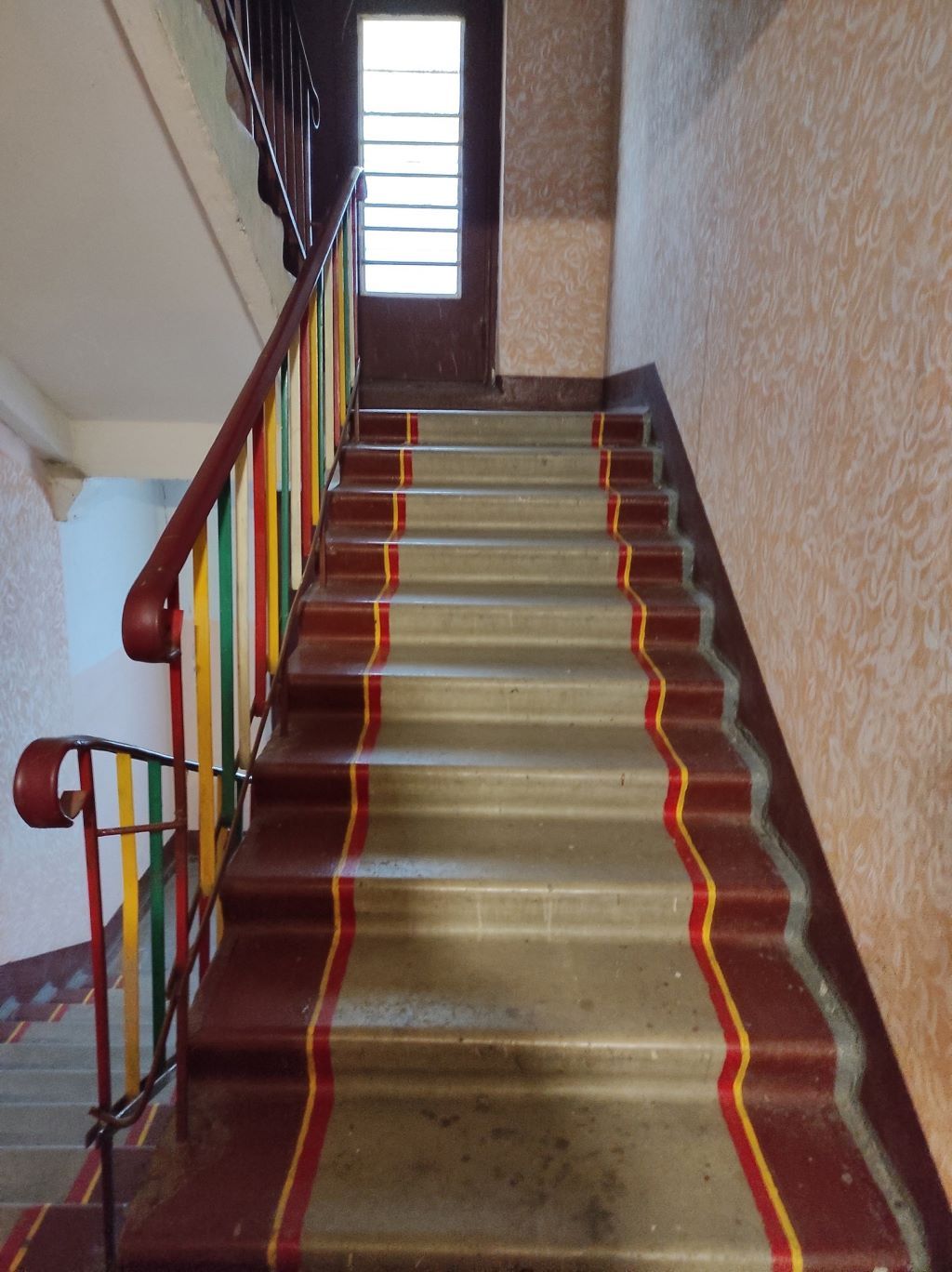 Вот такой интересный подъезд можно увидеть в Бресте