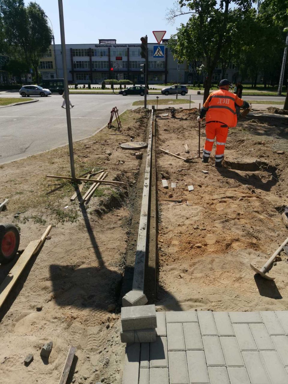 Специалисты КУП «Брестское ДЭП» осуществляют благоустройство дворовых территорий в районе улицы Янки Купалы