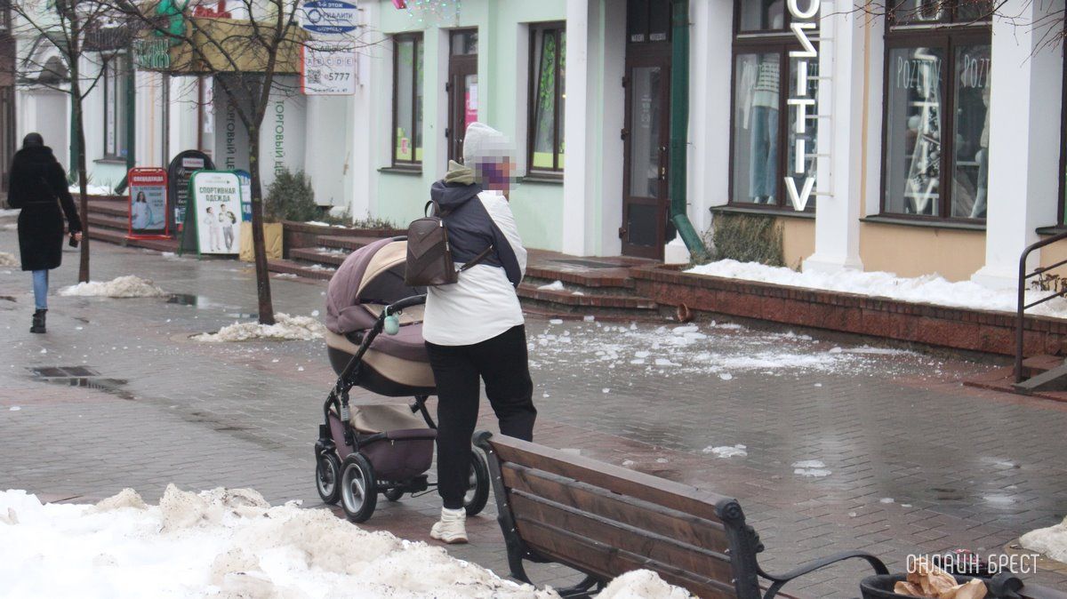 Читатель: Сегодня стал свидетелем того, как с крыши на Советской скатился снег. Хорошо, что никто не пострадал