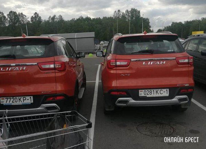 Читатель: Таких авто всего два в Бресте, но и они встретились :)