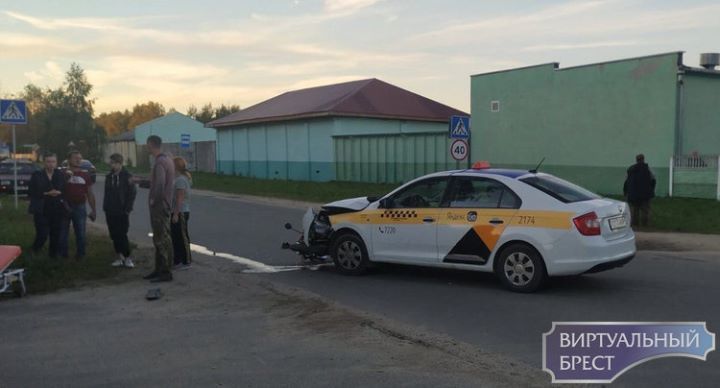 В Кобрине водитель такси столкнулся с мотоциклом