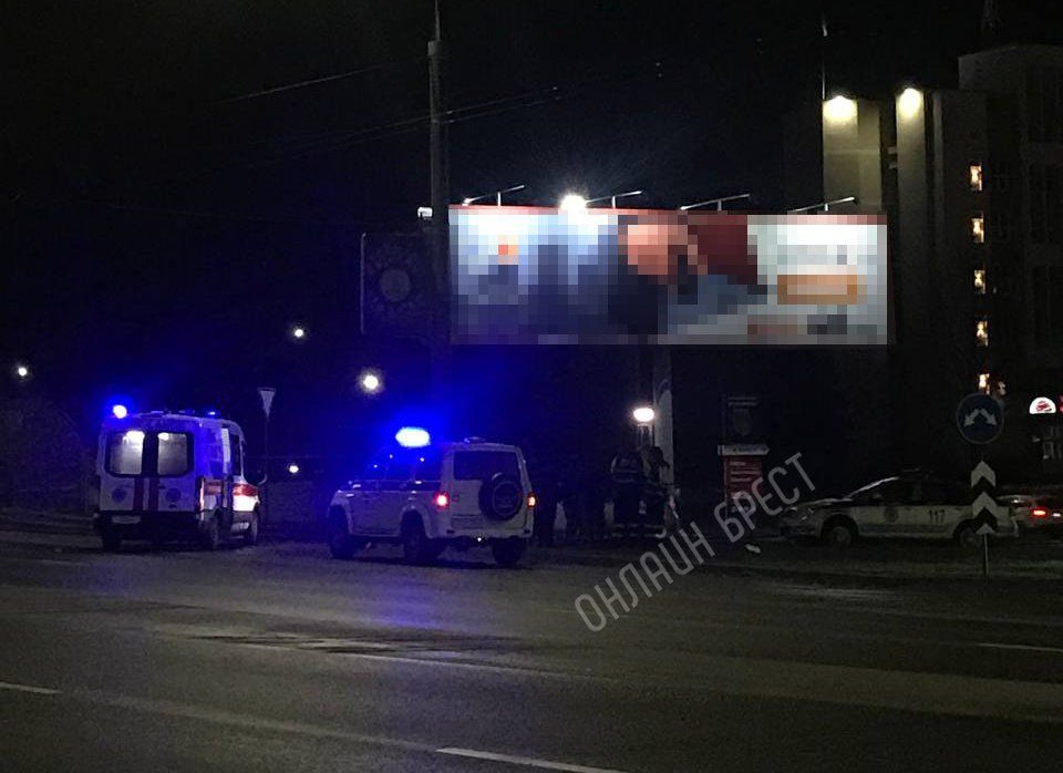 Читатель:  Поворот на Кобринский мост в Бресте. Судя по всему, машина врезалась в столб