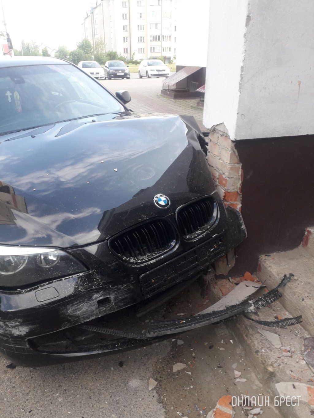 Очевидец: Сегодня в Пружанах автомобиль BMW врезался в угол здания