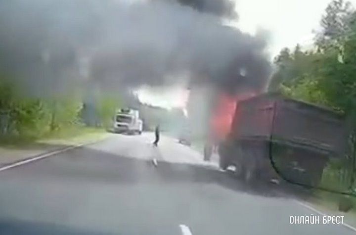 Читатель: Видео, как пару дней назад в Березовском районе во время движения загорелся МАЗ