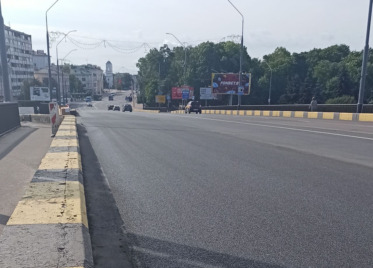 Специалисты КУП «Брестское ДЭП» выполнили асфальтирование крайней правой полосы путепровода по улице Ленина в Бресте