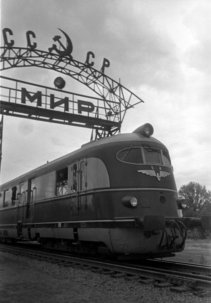 Металлическая арка при въезде на территорию СССР по железной дороге в Бресте, 1961 год