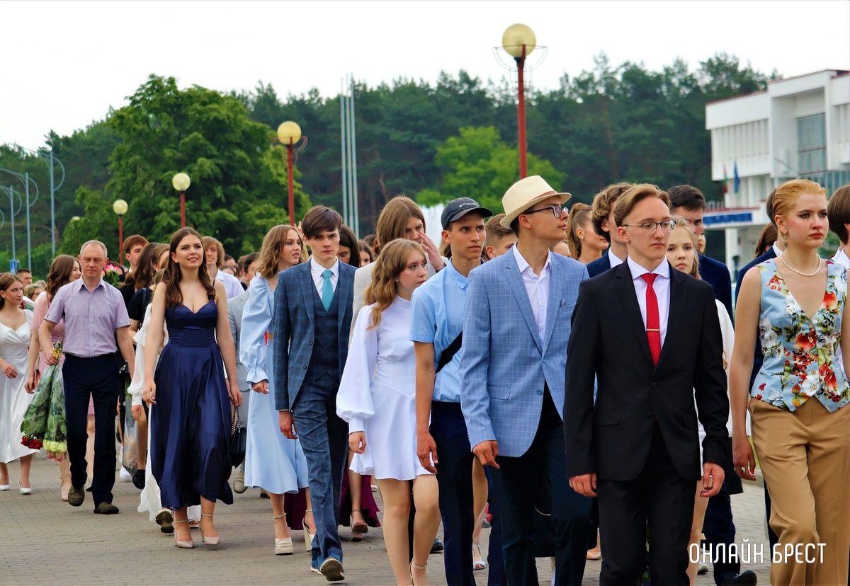 Читатель: Мгновения вчерашнего праздника выпускников Московского района г. Бреста