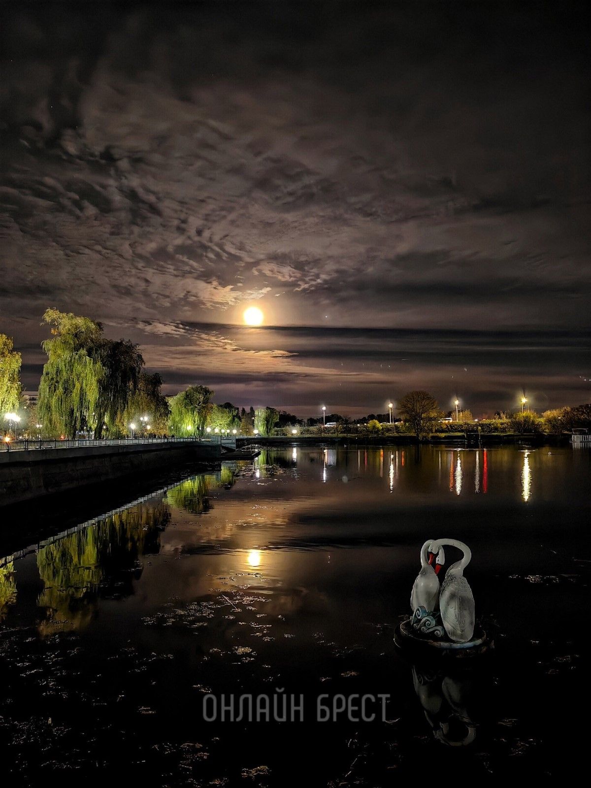 Читатель: Красивая луна над Брестом