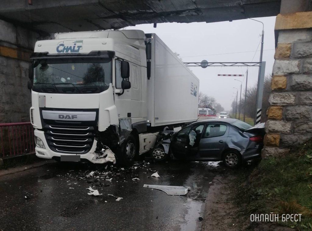 Очевидец: Страшное столкновение фуры и легковушки в Барановичах. Как думаете, как произошло ДТП?