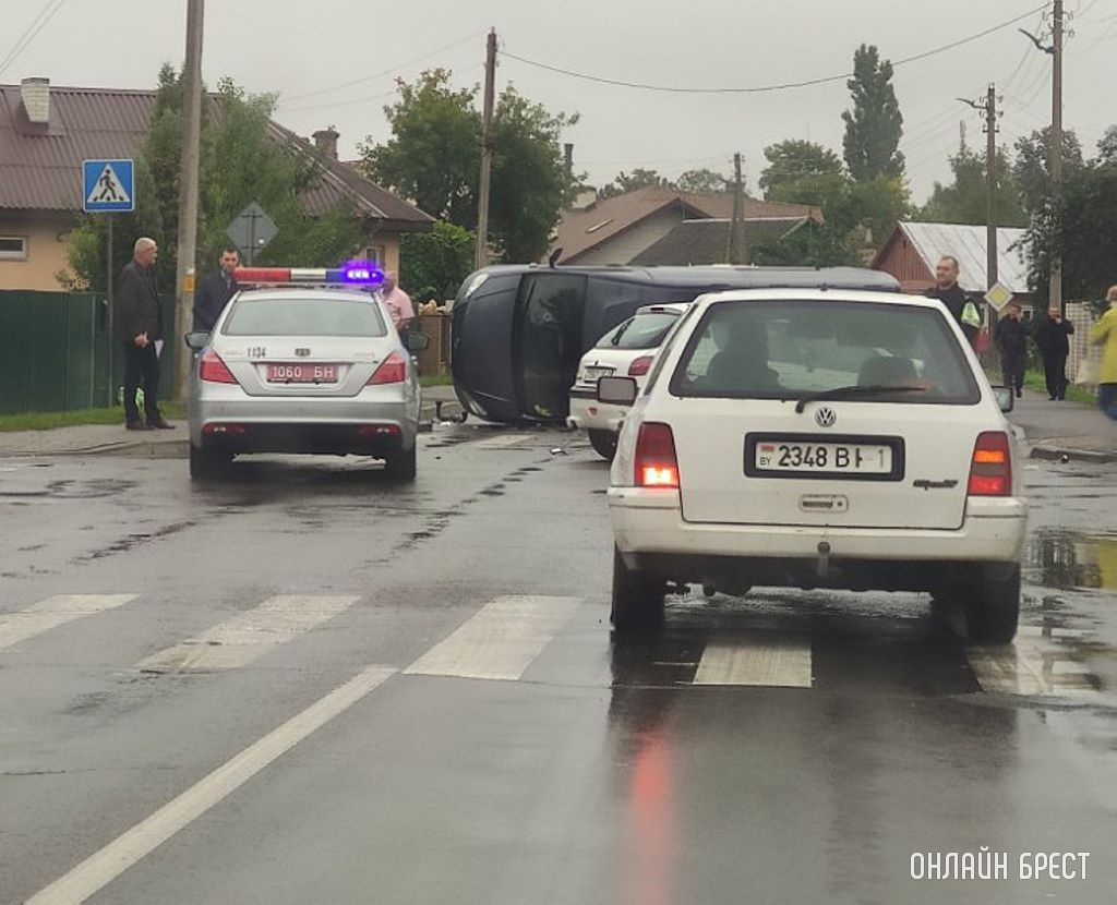 Брестская область. В Берёзе в результате ДТП автомобиль лёг на бок