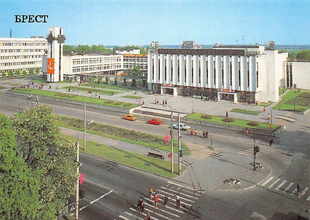 Посмотрите на старые фотографии ЦУМа в Бресте. На одной из фотографий можно увидеть, как он строился