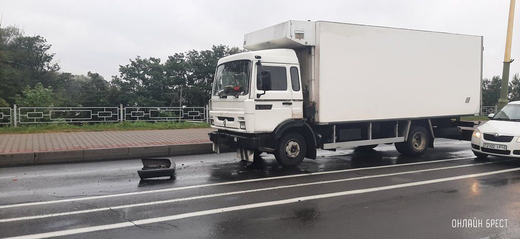 Сегодня в Бресте произошло несколько ДТП. Публикуем фото и видео с места происшествий