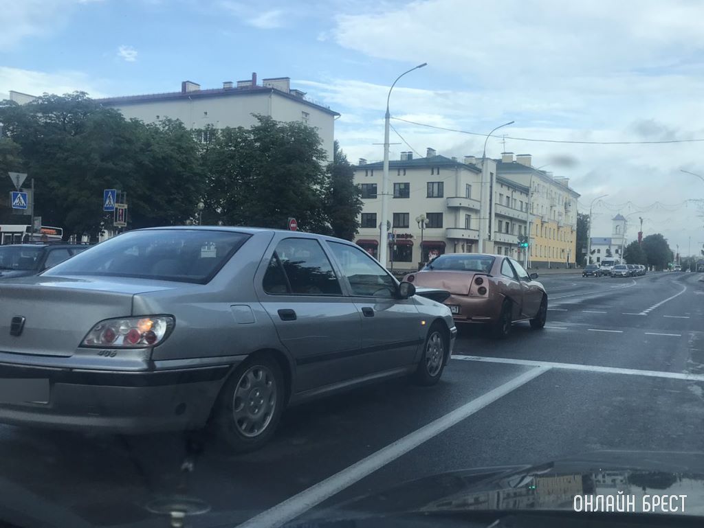 Сегодня в Бресте произошло несколько ДТП. Подборка фото от очевидцев