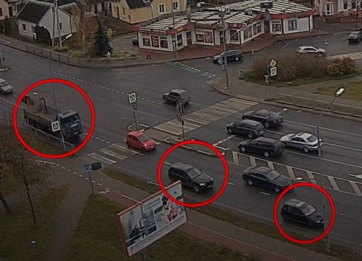 Появилось видео, как сегодня в Бресте грузовик врезался в машину