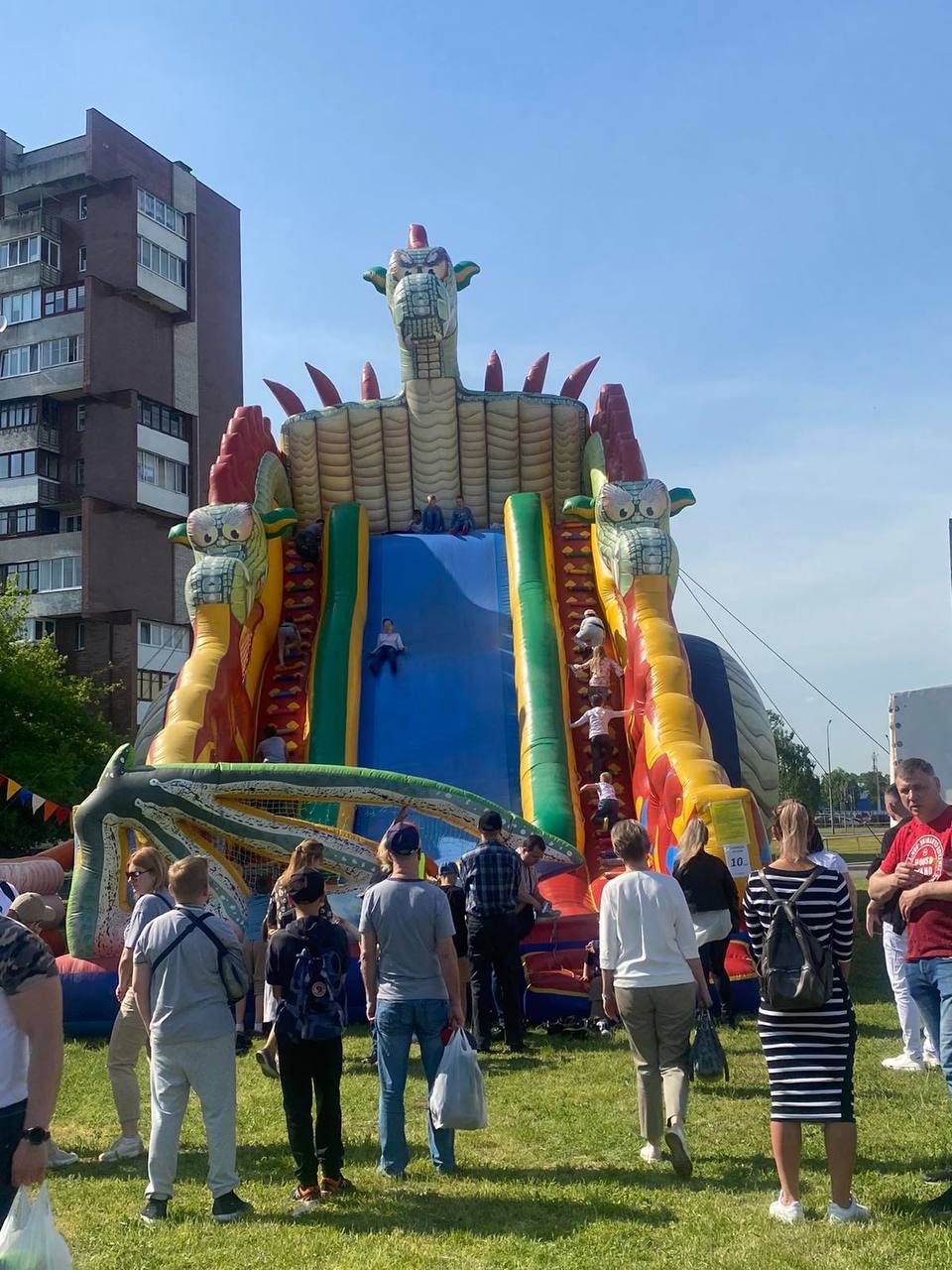 Небольшой фоторепортаж. Сегодня у торгового центра «Экватор» в Бресте