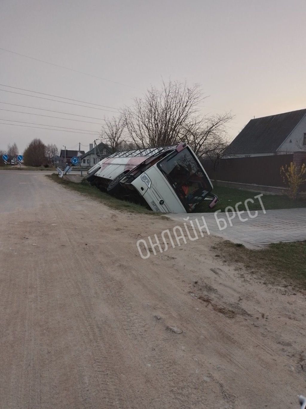 В Кобрине автобус опрокинулся в канаву. Стали известны подробности