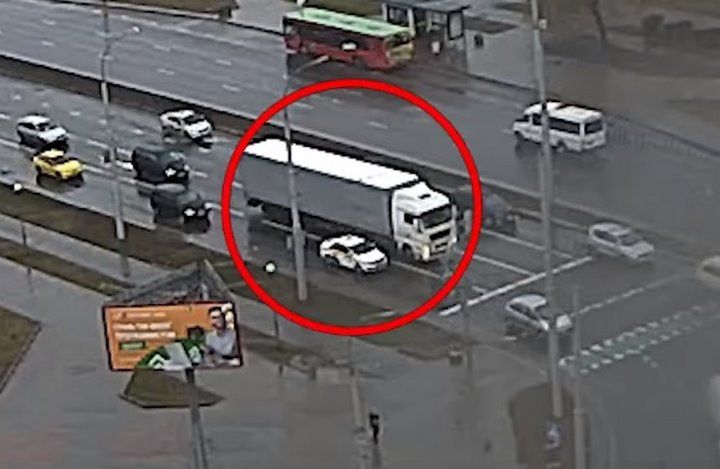 Такси и большегруз столкнулись на Московской в Бресте