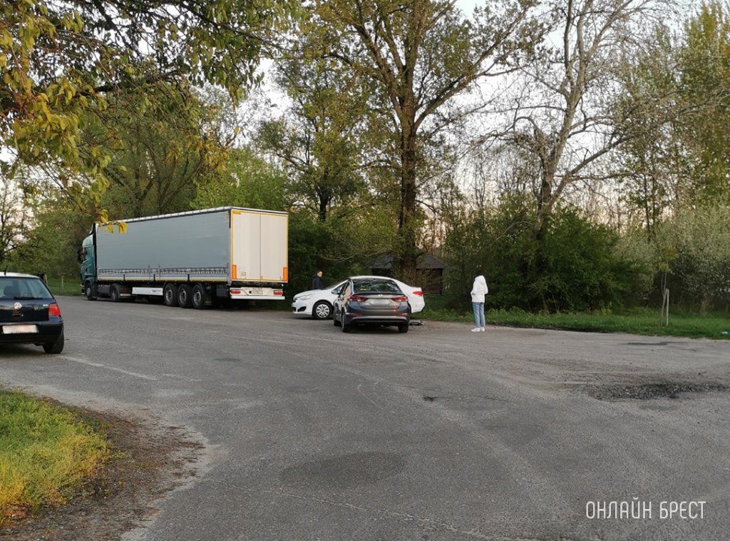 Читатель: Вчера вечером в Бресте возле Кирпичных озёр произошло ДТП. Автомобиль серого цвета въехал в автомобиль белого цвета
