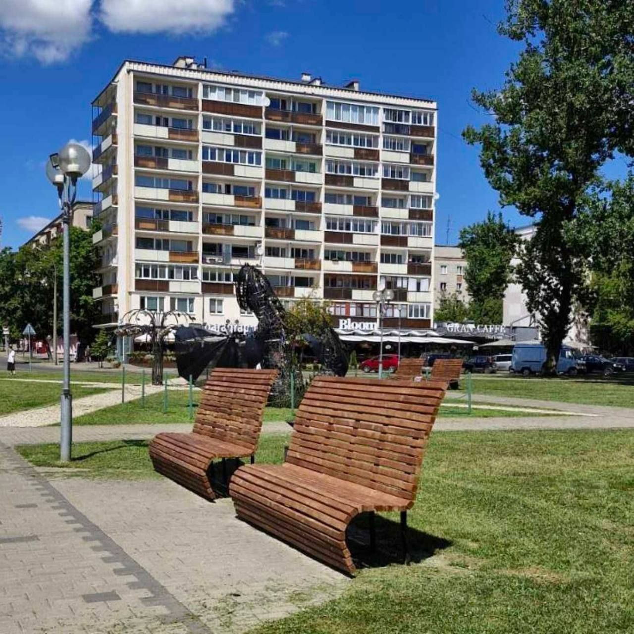 На набережной специалисты КУП «Брестское спецпредприятие» ко Дню города производят установку обновленных скамеек