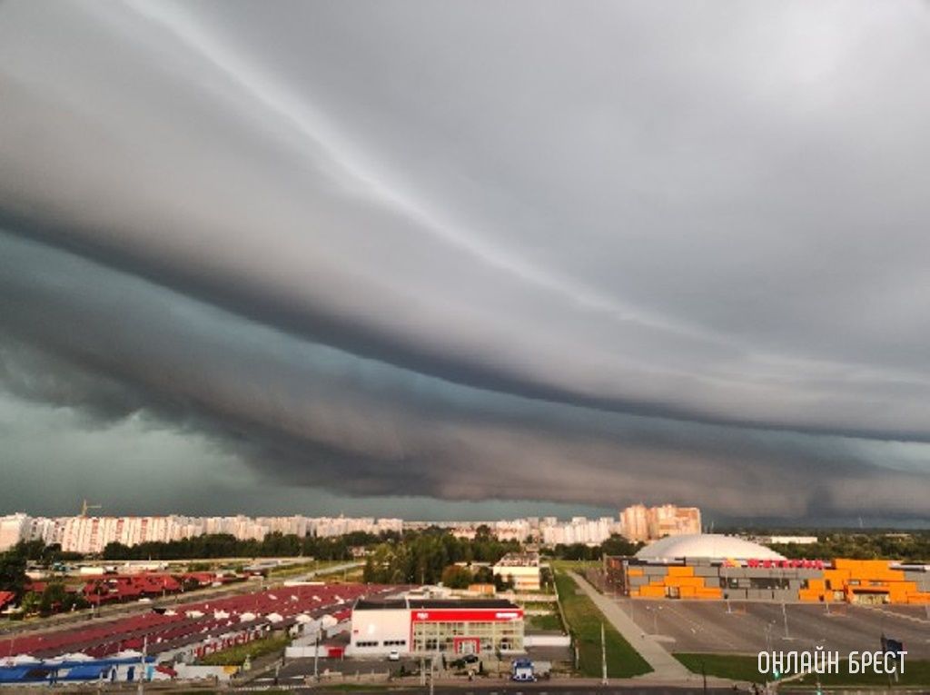 Ещё несколько фото утреннего неба над Брестом, снятые читателями сегодня