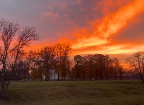 Читатель: Было очень красиво! Вчерашний закат над Брестской крепостью. Смотрите видео