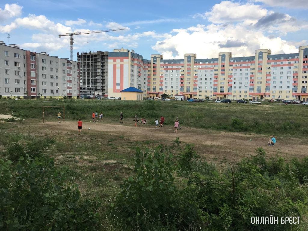 Интересно было сегодня увидеть поле, на котором установлены деревянные ворота и ребятня с криками гоняет мяч