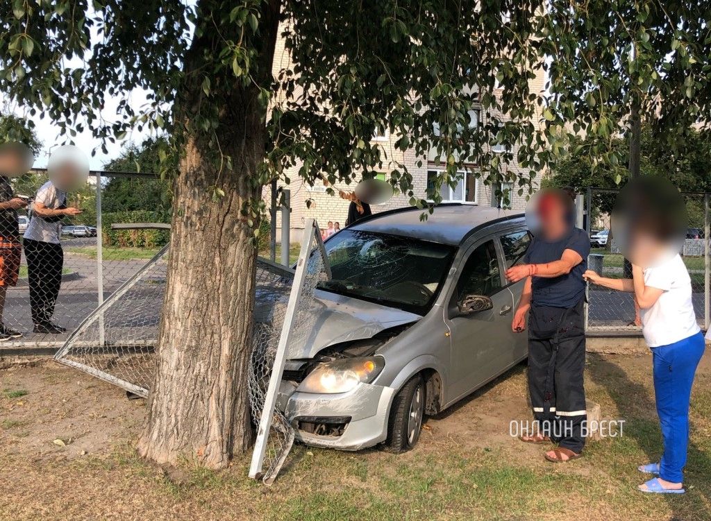 Читатель: Фото с места ДТП, которое произошло сегодня в Бресте. У человека было лицо в крови