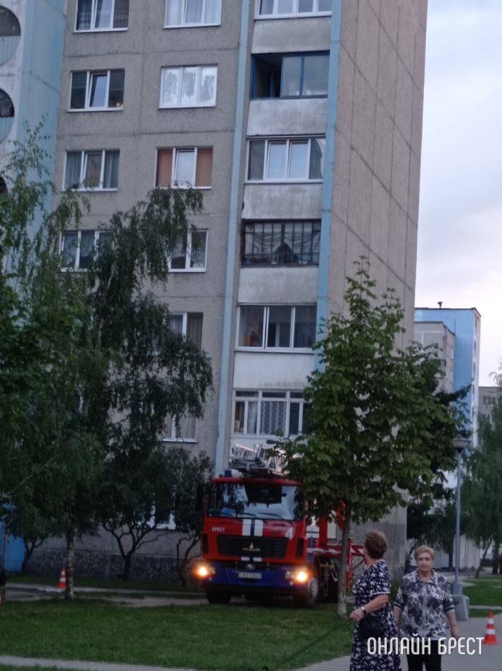 Брест, ул.Волгоградская, 38. Пока не известно, что произошло. Спасатель поднялся по лестнице на 9 этаж, затем подъехала скорая