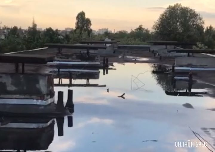 Брест, м-н Южный. После дождя затопило крышу