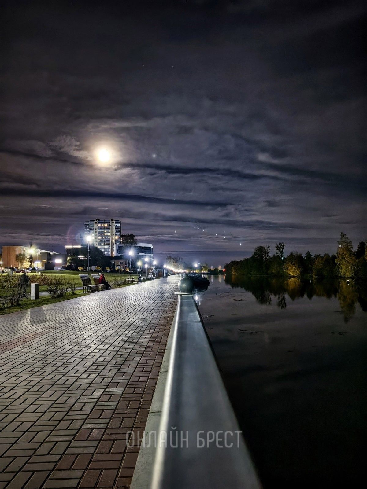 Читатель: Красивая луна над Брестом
