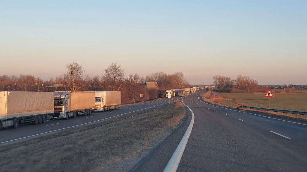 Огромная очередь из грузовиков на переход Козловичи