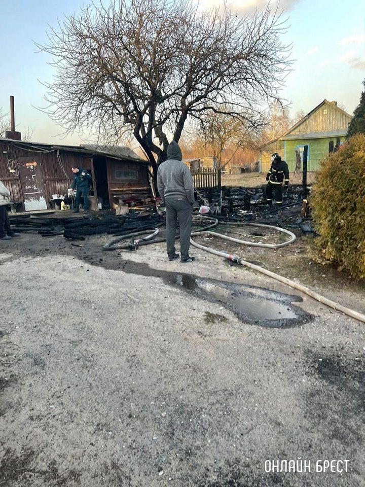 Читатель: Сегодня произошёл серьёзный пожар в Дрогичинском районе в д. Гумнище. Предположительно: от травы загорелись теплицы