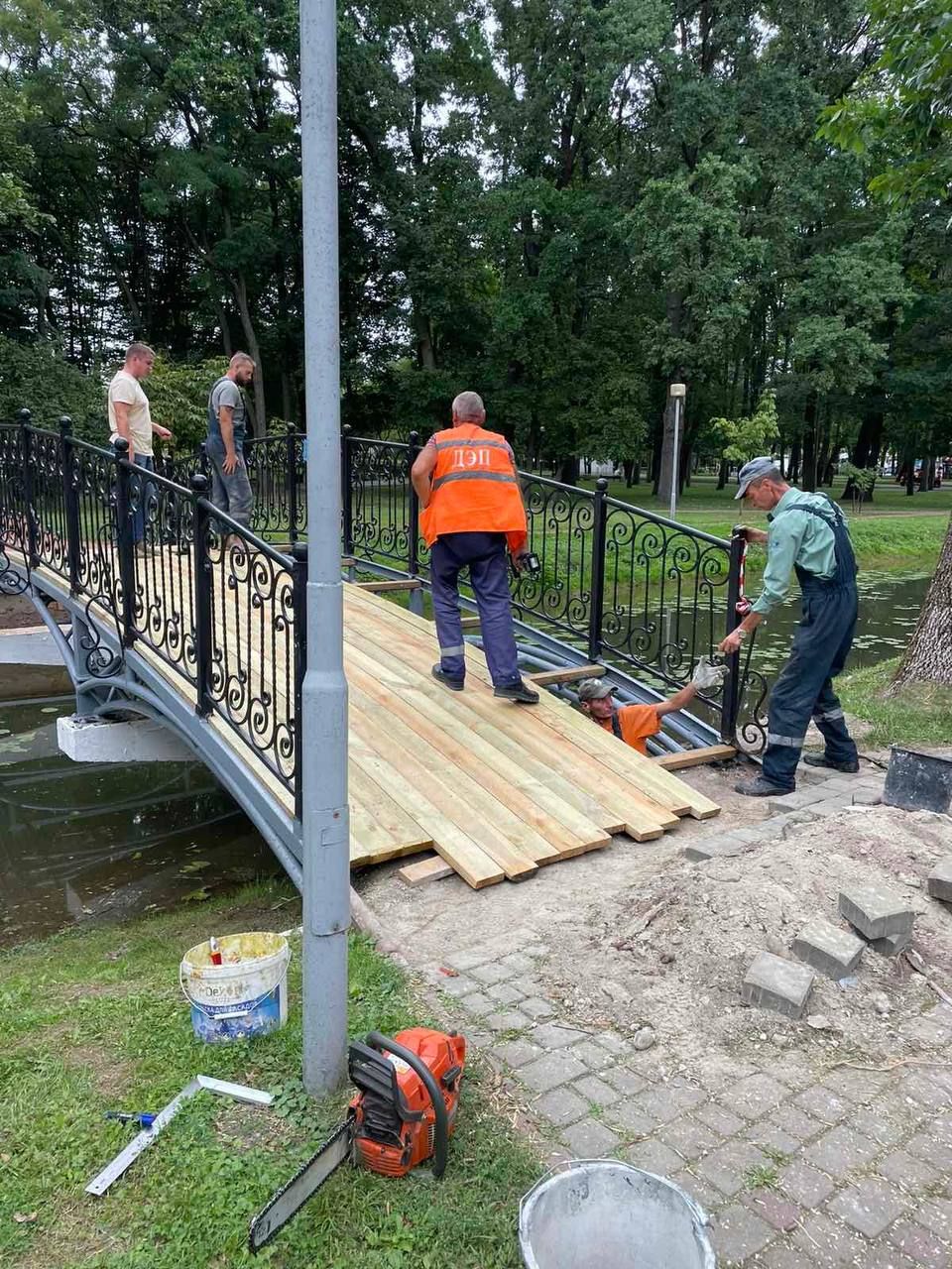 Специалисты КУП «Брестское ДЭП» заменили деревянный настил моста в Парке культуры и отдыха!