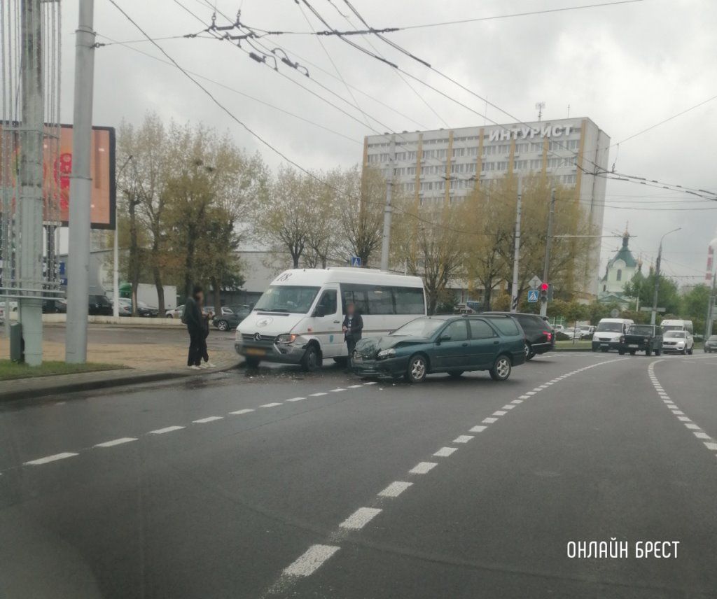 Очевидец: Сегодня в Бресте на Машерова маршрутка попала в ДТП
