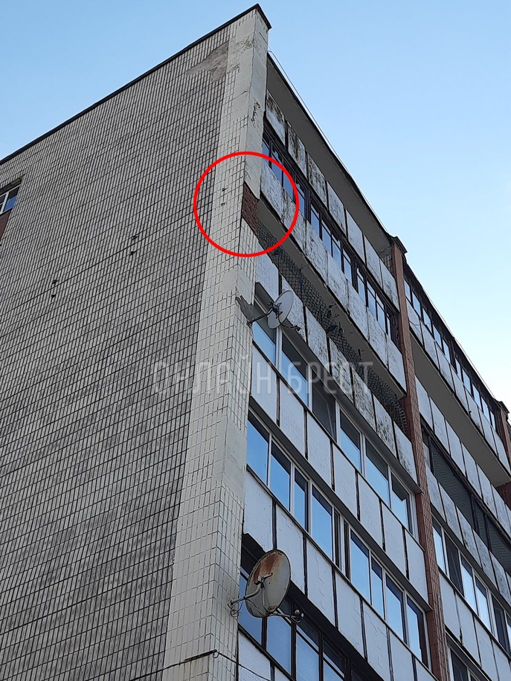 Читатель: В Бресте на ул. Ленина 4, отвалилась облицовочная плитка с 7 этажа, пробила крышу тех. помещения магазина